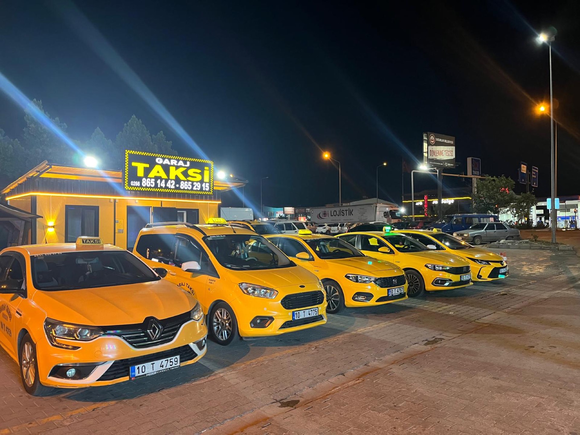 Garaj Taksi Susurluk durağı önünde sıralanmış sarı taksiler, gece